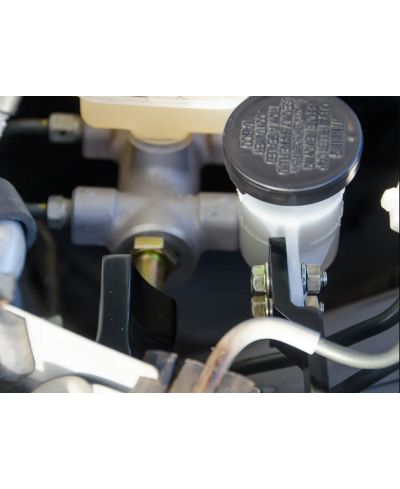 SUPPORT DE MAITRE CYLINDRE DE FREIN NISSAN 350Z/ INFINITI G35 - Z1