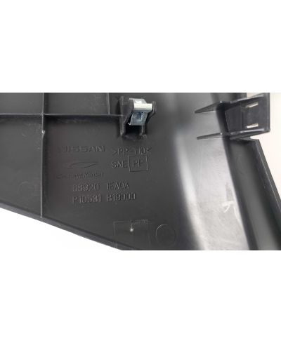 GARNITURE INFERIEUR DROITE CONSOLE CENTRALE 370Z NISMO ...PRIX OK?