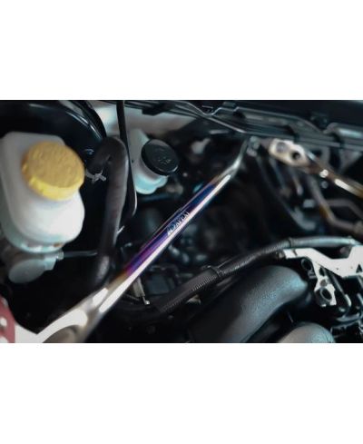 BARRE DE RENFORT (V-BAR) DE BAIE DE PARE BRISE TITANE TOYOTA GR86, GT86/ SUBARU BRZ - APEXI